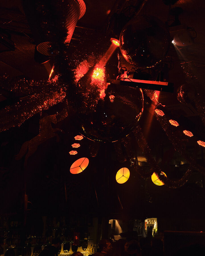 Ретро-свет, интегрированный в потолочную инсталляцию